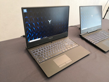 Das Y530 ist ein Gerät der Mittelklasse mit 15 Zoll und weißer Tastaturbeleuchtung
