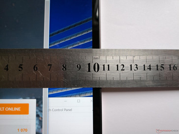 HP wirbt mit einem Rand von nur 6,3 mm auf zwei Seiten.