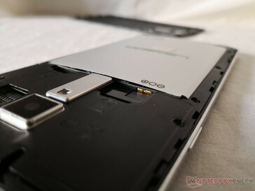 Wir haben den aufgeblähten Akku entfernt, der zum Glück weder in Rauch, noch Feuer aufging