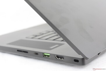 Fingerabdrücke werden auf den glatten Tasten und der Metalloberfläche schnell sichtbar