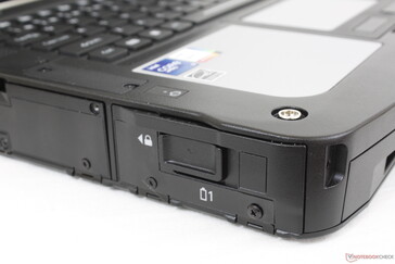 Das Fach zum Einsetzen des Hauptakkus befindet sich direkt unter der linken Handballenauflage