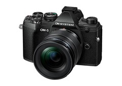 Die OM System OM-5 erinnert stark an die Olympus OM-D EM5 III, es gibt allerdings einige Upgrades. (Bild: OM System)