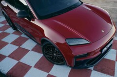 Der neue vollelektrische Macan GTS ist eine Kampfansage, hier in Karminrot auf der Start-Ziel-Geraden der Rennstrecke (Bild: Porsche).