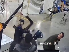 Der humanoide Roboter Unitree H1 schlägt im Rahmen eines Tests wild um sich. (Bildquelle: OSINTdefender via X ehemals Twitter)