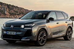 Volle Auswahl beim Antrieb: Den neuen Citroen C5 Aircross gibt es als rein elektrisches BEV, als Plug-in-Hybrid (PHEV) und als klassischen Hybrid.