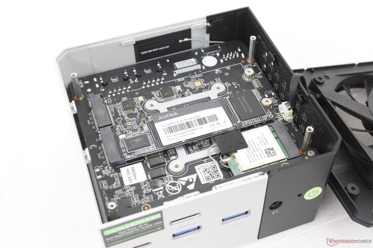 Es werden bis zu zwei M.2-2280-SSDs unterstützt. Sie haben zwar keine Wärmespreizer, aber ein Lüfter sitzt direkt über ihnen zur Kühlung