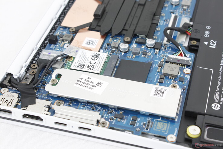 Das herausnehmbare WLAN-Modul befindet sich neben der herausnehmbaren M.2 2280 PCIe4 x4 NVMe SSD