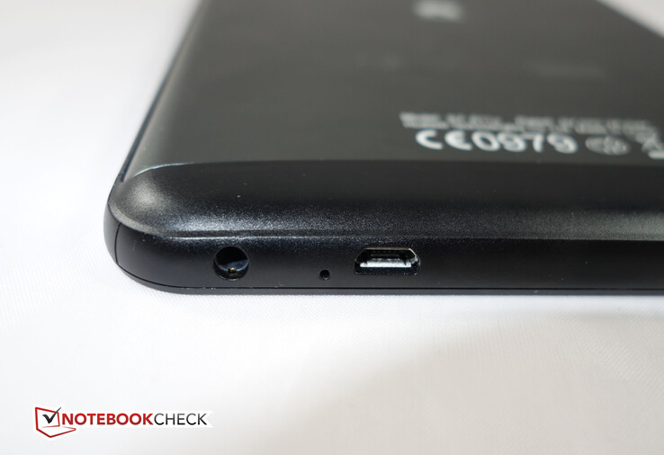 Der Micro-USB-Anschluss ist OTG-fähig; direkt daneben liegt die Kopfhörerbuchse