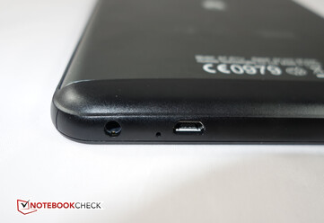 Der Micro-USB-Anschluss ist OTG-fähig; direkt daneben liegt die Kopfhörerbuchse