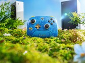 8BitDo Rare 40th Anniversary Controller mit Xbox Series X und Series S Konsolen im Hintergrund. (Bildquelle: Offizielles 8BitDo Werbeposter)