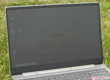 Das Ideapad im Freien (bei bewölktem Himmel)