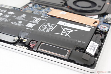 Die Anzahl der Lautsprecher wurde von zwei beim letztjährigen Modell auf vier beim diesjährigen Modell erhöht. Zwei davon sind nach unten gerichtet, während die anderen beiden an den Seiten der Tastatur nach oben gerichtet sind