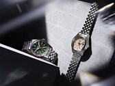 Die Seiko 5 Sports Field GMT HDB001 mit grünem Zifferblatt und die HDB002 mit cremefarbenem Zifferblatt, nebeneinander an fünfgliedrigen Edelstahlarmbändern präsentiert – jeweils mit einer festen 24-Stunden-Lünette und einem orangefarbenen GMT-Zeiger.