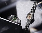 Die Seiko 5 Sports Field GMT HDB001 mit grünem Zifferblatt und die HDB002 mit cremefarbenem Zifferblatt, nebeneinander an fünfgliedrigen Edelstahlarmbändern präsentiert – jeweils mit einer festen 24-Stunden-Lünette und einem orangefarbenen GMT-Zeiger.