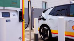 Volkswagen: Erste Flexpole-Ladestation für E-Autos mit Shell in Göttingen.