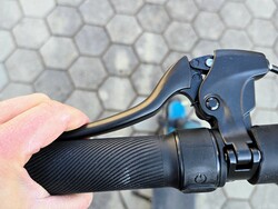 Die Bremse am SoFlow-Scooter muss eingestellt werden.