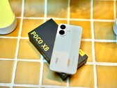 Das Xiaomi Poco X8 hält lange durch, ist stabil und lässt sich auch von Wasser nicht aus der Ruhe bringen.