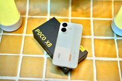 Das Xiaomi Poco X8 hält lange durch, ist stabil und lässt sich auch von Wasser nicht aus der Ruhe bringen.