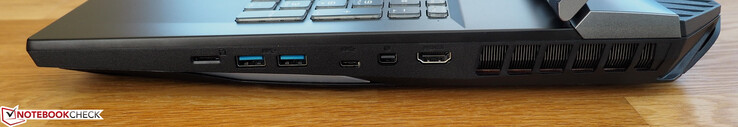 rechte Seite: MicroSD-Kartenleser, 2x USB-A 3.1 Gen2, USB-C 3.1 Gen2, Mini-DisplayPort 1.4, HDMI 2.0