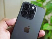Das Apple iPhone 15 Pro und Pro Max sind deutlich beliebter als die günstigeren Basismodelle. (Bild: nitin v)