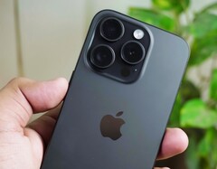 Das Apple iPhone 15 Pro und Pro Max sind deutlich beliebter als die günstigeren Basismodelle. (Bild: nitin v)