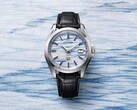 Citizen AQ4090-08A vor einem Hintergrund aus indigofarbenem Washi-Papier, wodurch das blaue, nebelartige Muster des handgefertigten Zifferblatts hervorgehoben wird