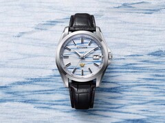 Citizen AQ4090-08A vor einem Hintergrund aus indigofarbenem Washi-Papier, wodurch das blaue, nebelartige Muster des handgefertigten Zifferblatts hervorgehoben wird