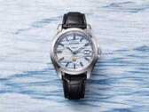 Citizen AQ4090-08A vor einem Hintergrund aus indigofarbenem Washi-Papier, wodurch das blaue, nebelartige Muster des handgefertigten Zifferblatts hervorgehoben wird
