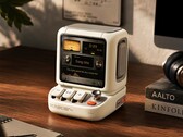 Divoom kombiniert einen Schreibtisch-Lautsprecher mit einem 3,95 Zoll Display.