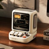Divoom kombiniert einen Schreibtisch-Lautsprecher mit einem 3,95 Zoll Display.
