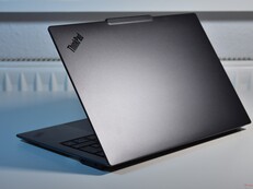 Aussehen eines Yoga, Features eines ThinkBook, ThinkPad-Qualität: Lenovos ThinkPad X9-14 bewegt sich zwischen den Welten (abgebildet: Lenovo ThinkPad X9-14 G1 Aura Edition, Bildquelle: Benjamin Herzig/Notebookcheck)