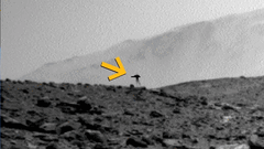 Curiositys mysteriöser „Kampf-Dreibeiner“ auf dem Mars. Das bizarre Objekt tauchte nur auf einer einzigen Aufnahme auf.