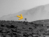 Curiositys mysteriöser „Kampf-Dreibeiner“ auf dem Mars. Das bizarre Objekt tauchte nur auf einer einzigen Aufnahme auf.