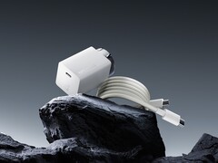 Das neue GaN-Ladegerät von OnePlus ist kompakt und kommt mit magnetischem Ladekabel (Bildquelle: OenPlus)