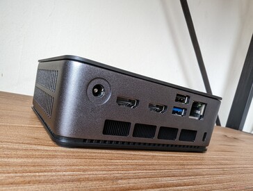 Hinten: Stromanschluss, 2x HDMI 2.1, USB-A 2.0, USB-A 3.2 Gen. 2, 2.5 Gbps RJ-45, Kensington-Lock