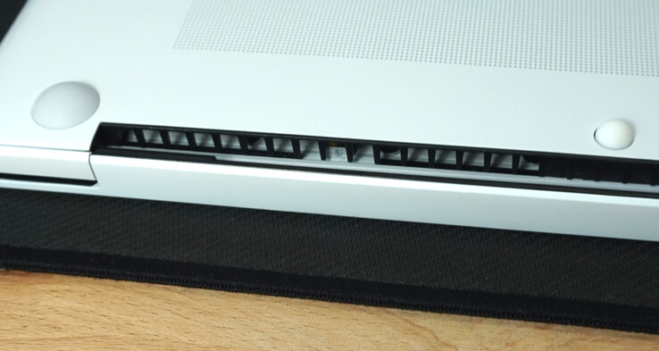 Der dezente Lüftungsschlitz leitet die Wärme zum Display.