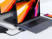Die neueste Version des HyperDrive USB-C-Hub für das MacBook Pro sitzt dank einer magnetischen Halterung deutlich fester. (Bild: Hyper)