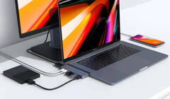 Die neueste Version des HyperDrive USB-C-Hub für das MacBook Pro sitzt dank einer magnetischen Halterung deutlich fester. (Bild: Hyper)