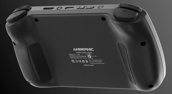 Die Rückseite ist ergonomisch geformt (Bildquelle: Anbernic)