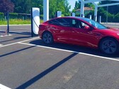 Tesla an einer neuen V4-Supercharger-Station in Frankreich (Bild: Alexandre Druliolle)