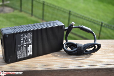 Das große 330-W-Netzteil