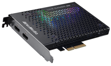 An der Slotblende sind zwei HDMI-Anschlüsse für In und Out zu finden