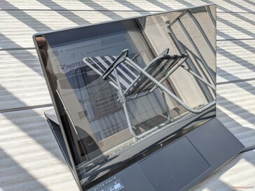 HP EliteBook Folio 13.5 im Außeneinsatz (Sonne hinter dem Convertible)