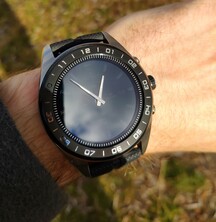 Bei direkter Sonneneinstrahlung könnte die maximale Helligkeit der Watch W7 zum Problem werden