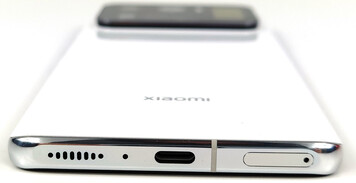 Untere Gehäuseseite (Lautsprecher, Mikrofon, USB-Port, Kartenschacht)