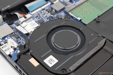 Die Kühllösung besteht aus zwei asymmetrischen Lüftern (~45 mm + ~50 mm), die über drei Kupfer-Heatpipes miteinander verbunden sind.