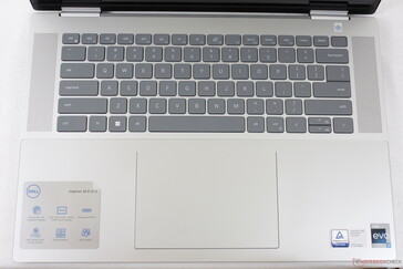 identische Tastatur und Layout wie beim Inspiron 14 7420 2-in-1. Der zusätzliche Platz an den Seiten der Tastatur wird von Lautsprechern eingenommen
