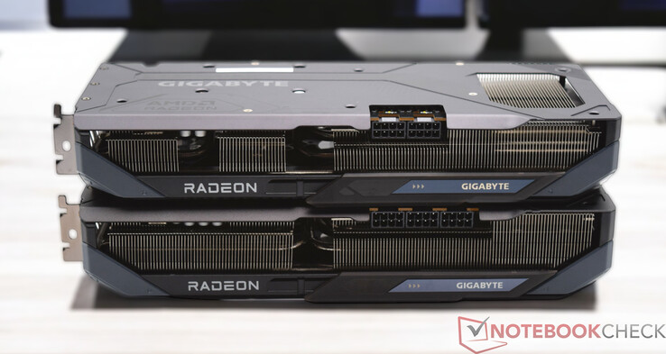 Gigabyte Radeon RX 9070 XT Gaming OC (unten) und Gigabyte Radeon RX 9070 Gaming OC (oben)