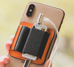 Das optionale Magnetic Dongle Holster lässt sich an jedem MagSafe-Smartphone befestigen