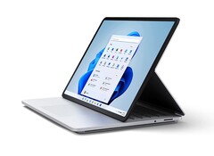 Der Surface Laptop Studio kann aktuell schon für 1.199 Euro bestellt werden, samt 3:2-Touchscreen am flexiblen Scharnier. (Bild: Microsoft)